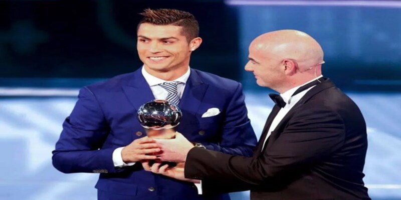 Cristiano Ronaldo vinh dự nhận xuất sắc 5 lần